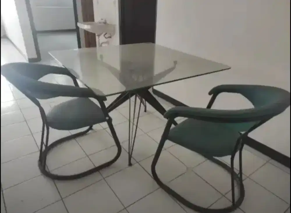 Jual murah meja makan spt foto udh termasuk 3 kursi harga 1,4jt nego