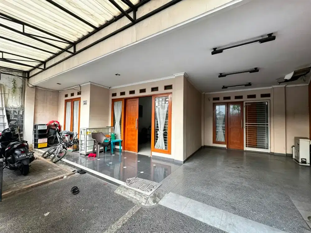 Rumah Tebet Jakarta Open Space Parking 13 Mobil