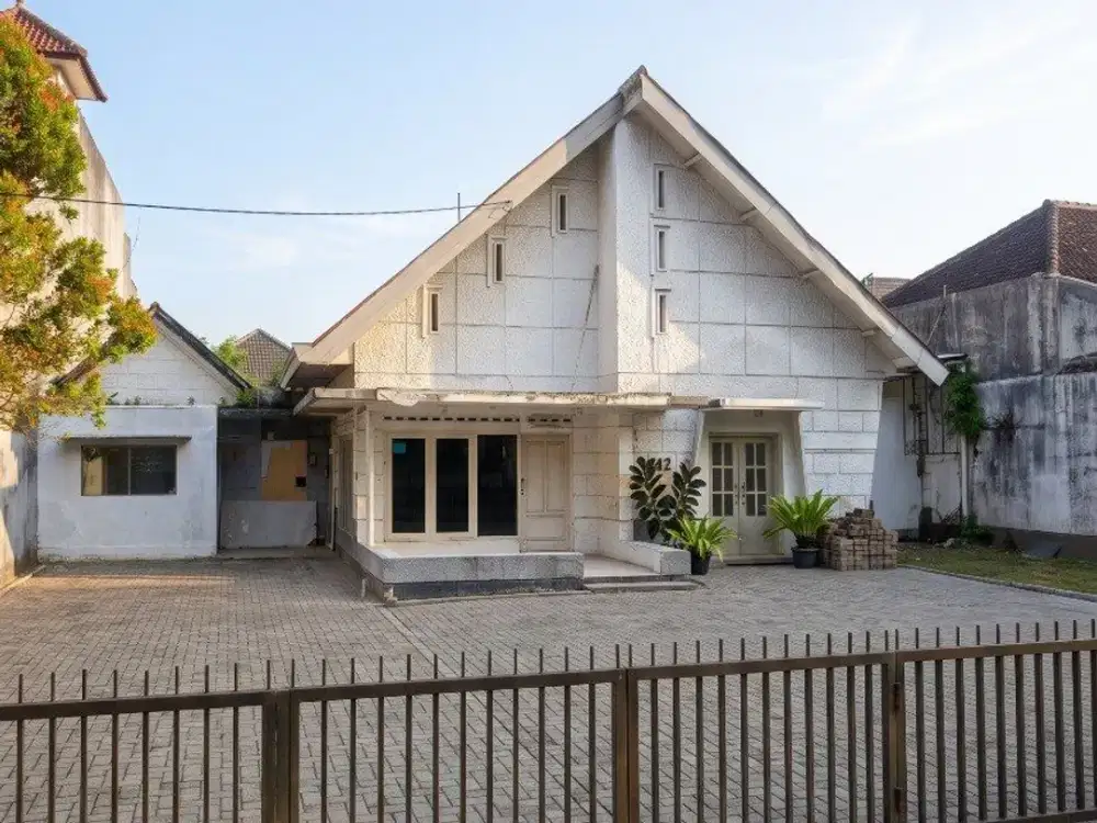 Rumah Klasik Untuk Usaha Di Jalan Raya Langsep, Bareng, Klojen Kota Malang