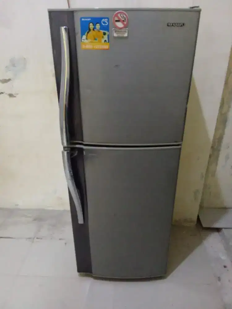 Kulkas 2 pintu merk Sharp normal