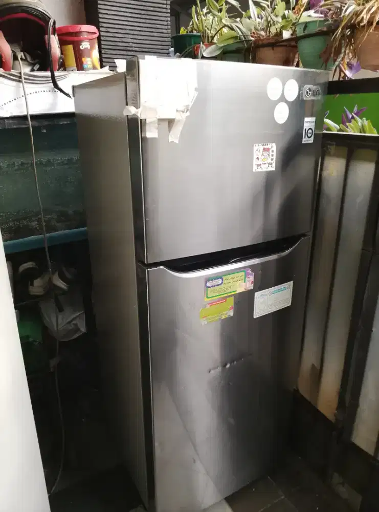 Di jualkulkas 2 pintu. Merk  Lg. Dan Sharp