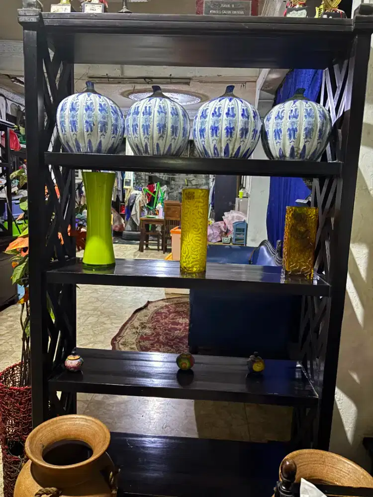 Lemari rak display kayu solid model oriental etagere