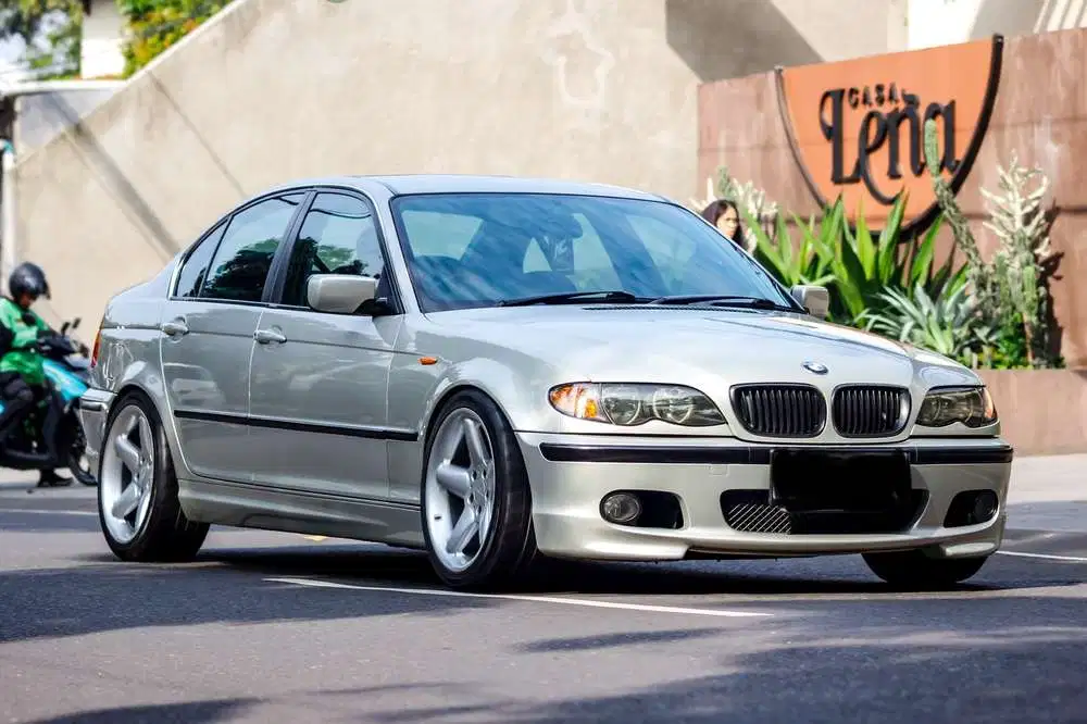 BMW 318i 2002 Bensin