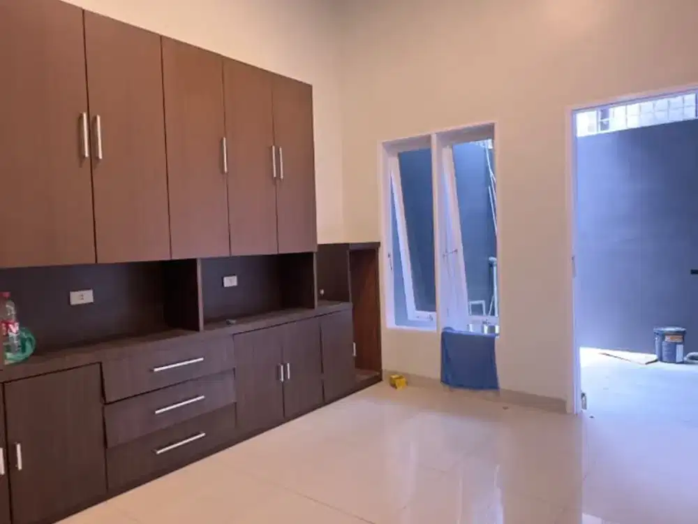 DIJUAL RUMAH 2 LANTAI SEMI-FURNISHED LETAK STRATEGIS