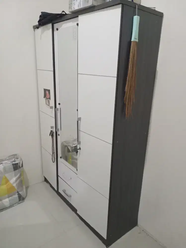 Di jual lemari pakain 3 pintu