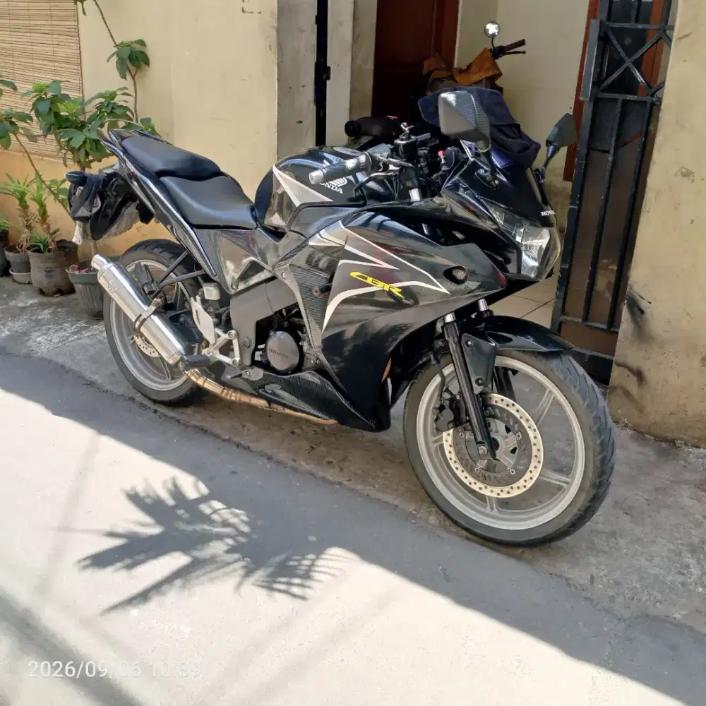 Di jual cbr 150 cbu 2013 surat lengkap pajak off 1x plat panjang.