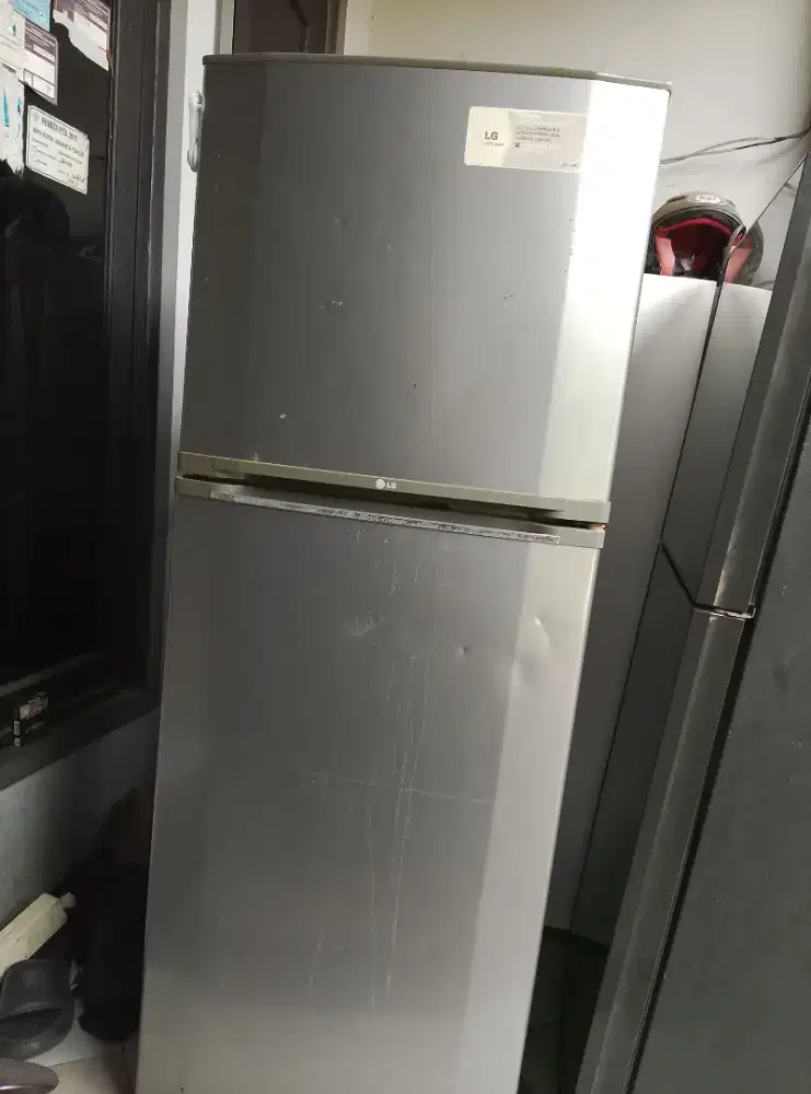 Di jual kulkas  2pintu LG dan  Sharp