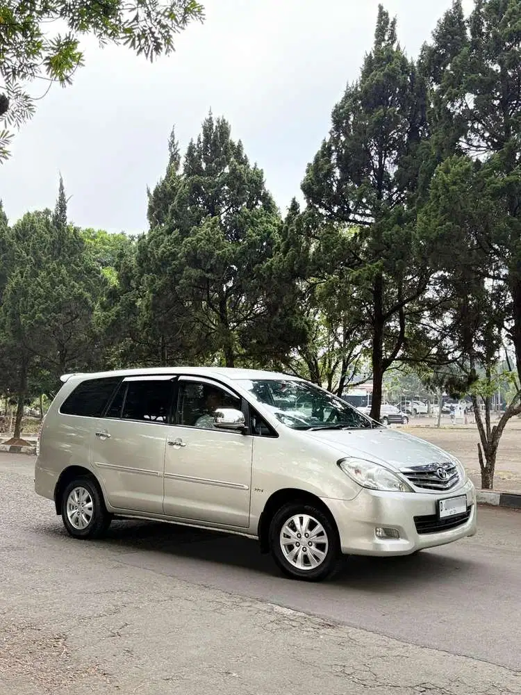 Toyota Kijang Innova 2010 Bensin