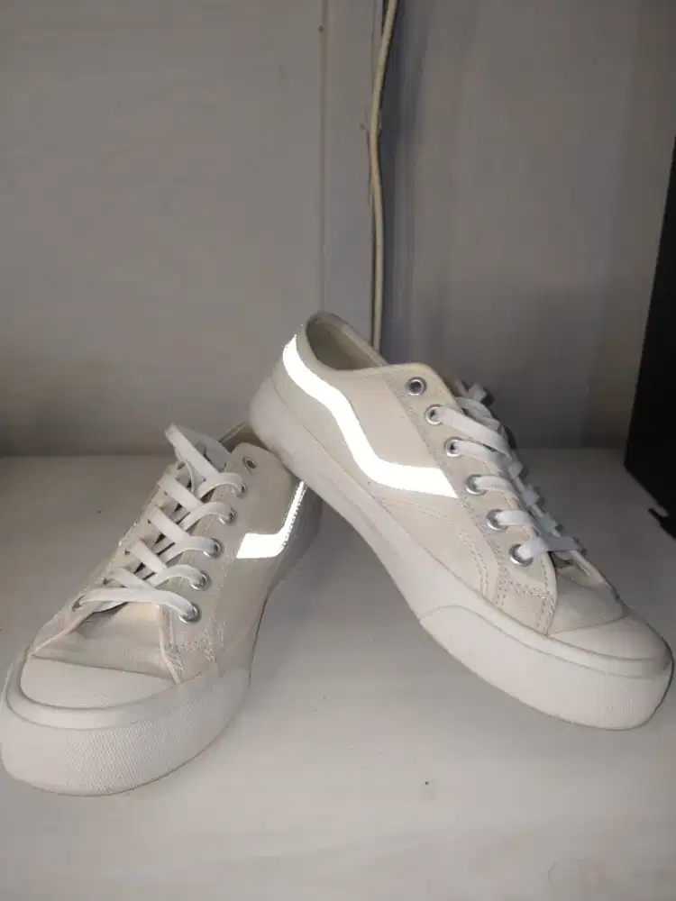 Sepatu Ventela Reborn Reflective White Size 42