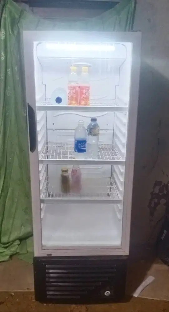 SHOWCASE  SHARP 3 Rak Ukuran Tinggi 140cm.Lebar 50cm ( Diantar Free Da