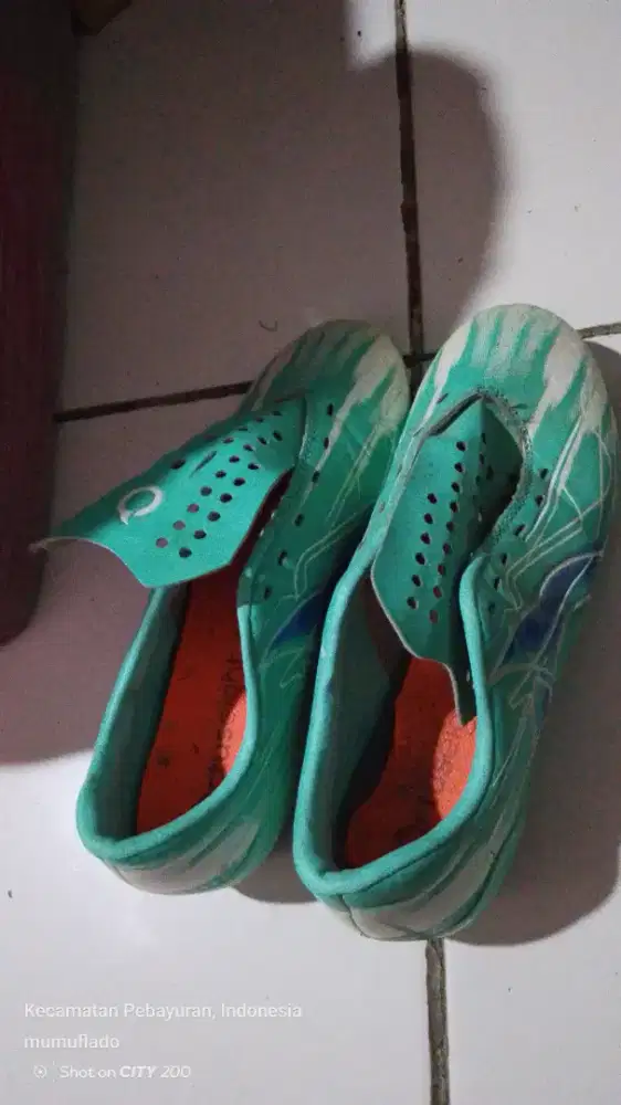 sepatu bola ukuran 33 ori box ada,, minusnya tali ngga ada