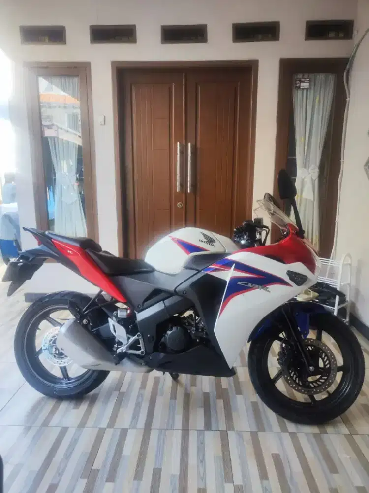 DIJUAL CBR 150R CBU Thailand 2011 - Langka, Low KM, Istimewa!