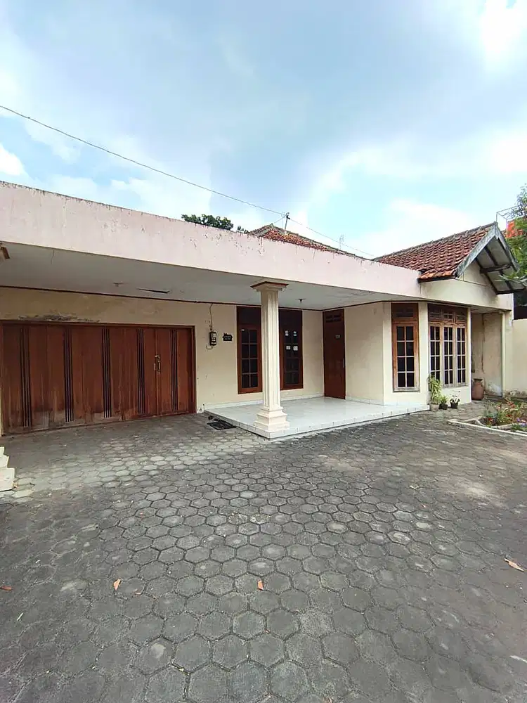 Rumah Lawas Halaman Luas di Pogung dekat Kampus UGM