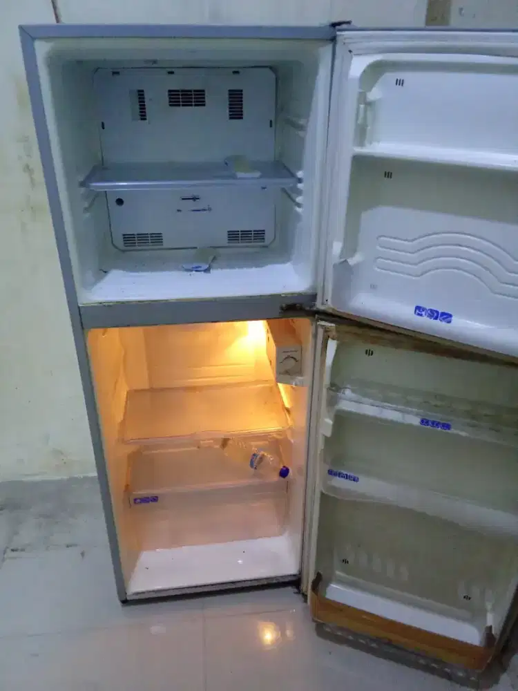 Kulkas 2 pintu merk Sharp