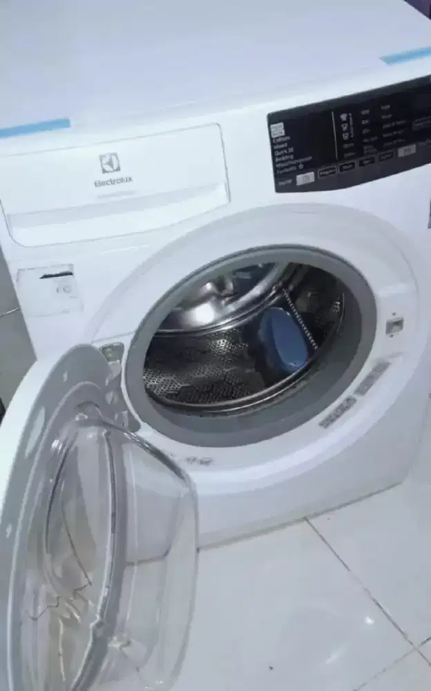 Jual cepat Mesin cuci frontloading Electrolux 8kg Like new