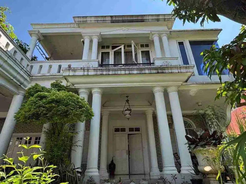 Jual Rumah Tanah Luas Ada Kolam Renang Pribadi di Kota Wisata