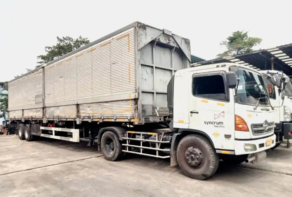 Hino engkel 4x2 SG 260 J head trailer big mama wingbox 2013 wing box