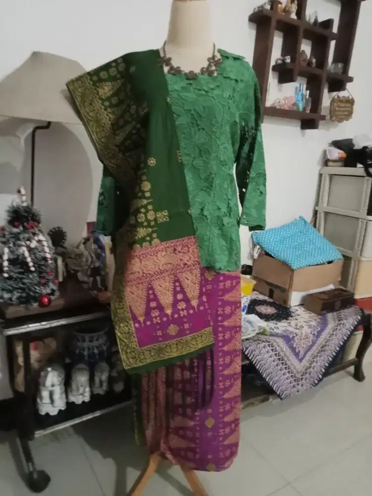 Sepaket kebaya sarung