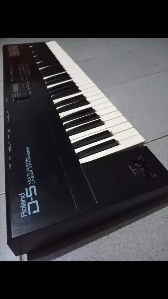 Roland D-5 Synthesizer