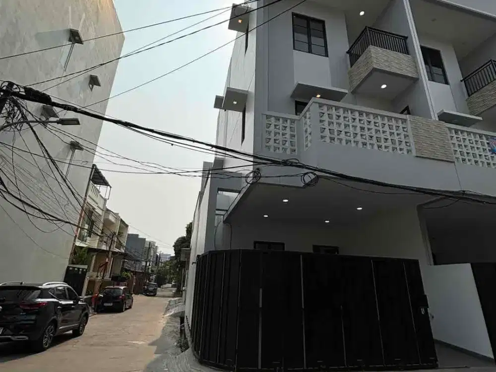 Dijual Rumah Hoek Baru 3 lt 6 x 12 m2 di Taman Ratu Duri Kepa SHM hadap Timur-selatan ada 3+1 kt 3 +1 km caport bisa 2 mobil, row jln luas, Siap huni!! Nego yuk!