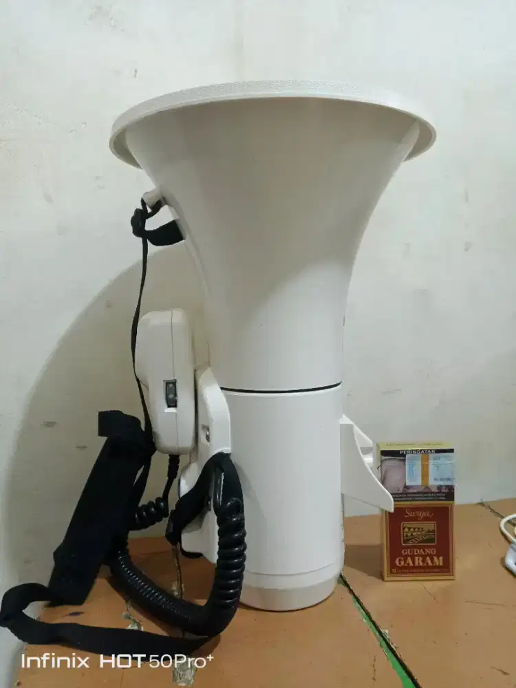 Megaphone TOA pengeras suara