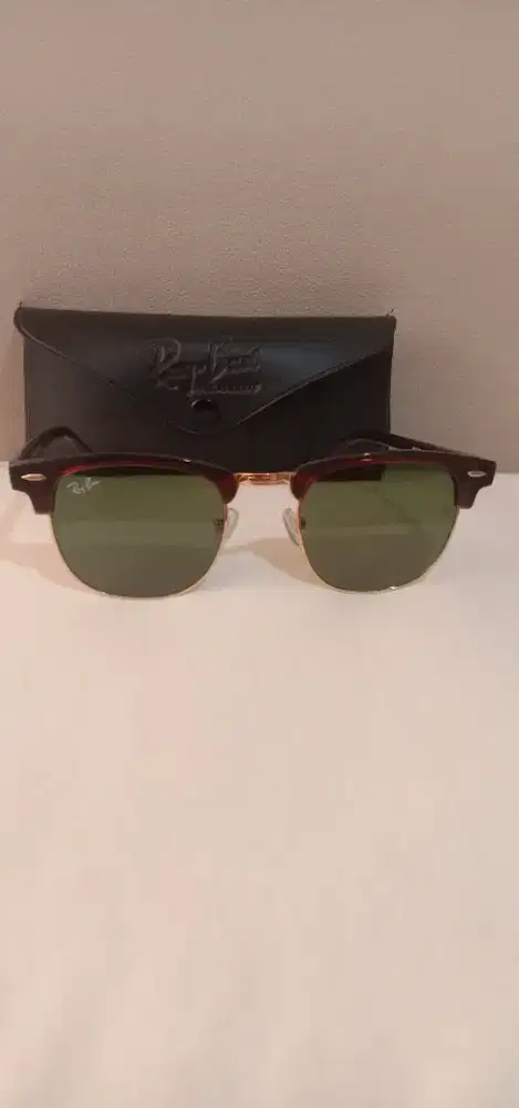 Kacamata hitam Rayban .