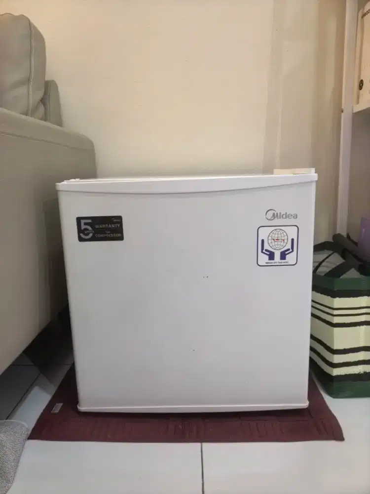 Midea Kulkas Mini Portable HS-65LW