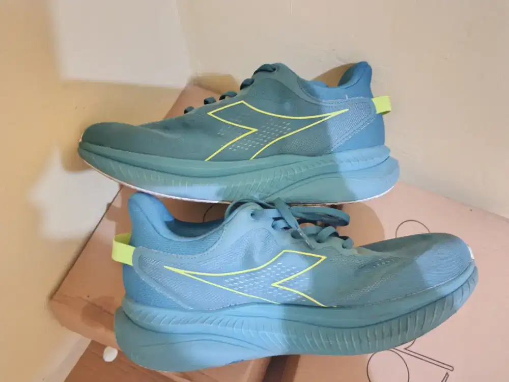 Diadora sepatu lari