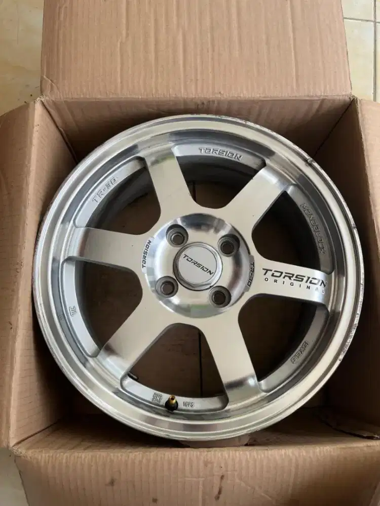 Komponen otomotif velg mobil