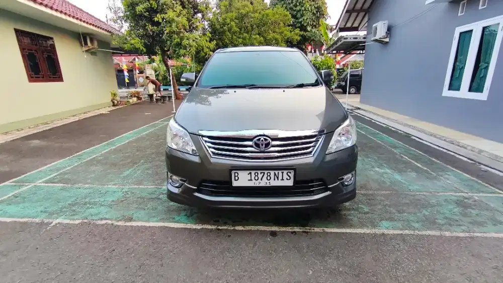 Grand Innova V Luxury Matic Bensin tipe tertinggi