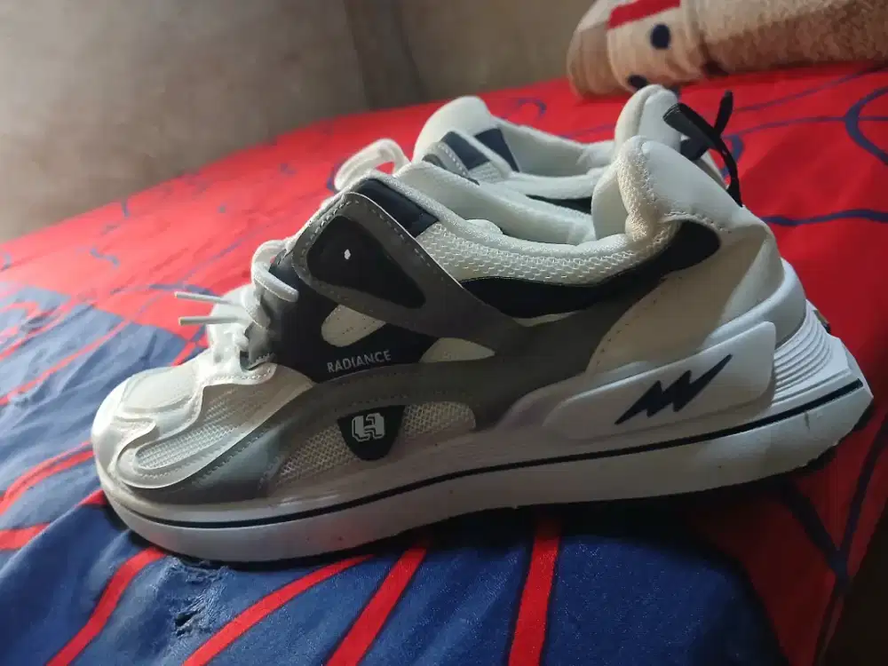 Spatu lari murmer