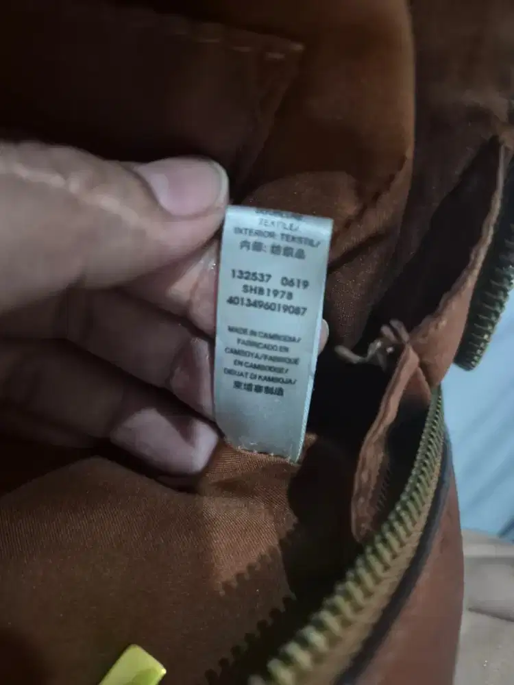tas Fossil Sydney Satchel berwarna cokelat medium dengan bahan kulit
