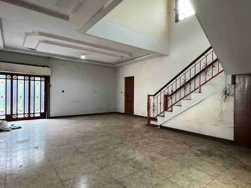 di sewakan rumah lama pinggir jalan lebak bulus cirende cocok untuk usaha atau gudang