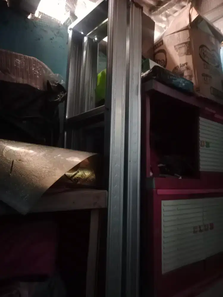 Tangga lipat kekar bahan baja