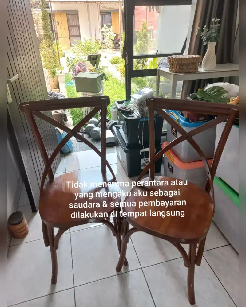 2 kursi .bekas pemakaian dekor