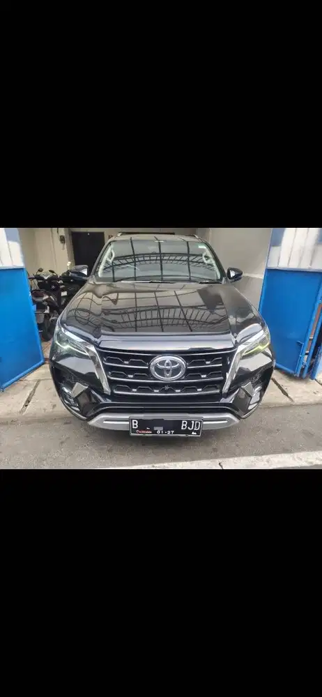 Toyota Fortuner  2.4 VRZ 4x2 2021 Hitam Solar