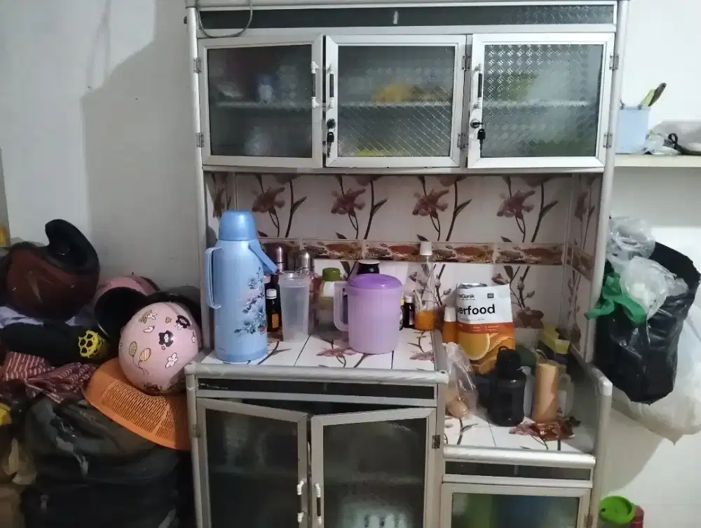 Di jual lemari rak piring kaca 3 pintu motup bunga