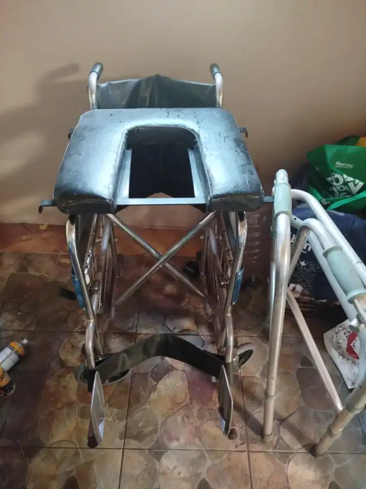 Di jual kursi roda buat BAB & Alat jalan struk