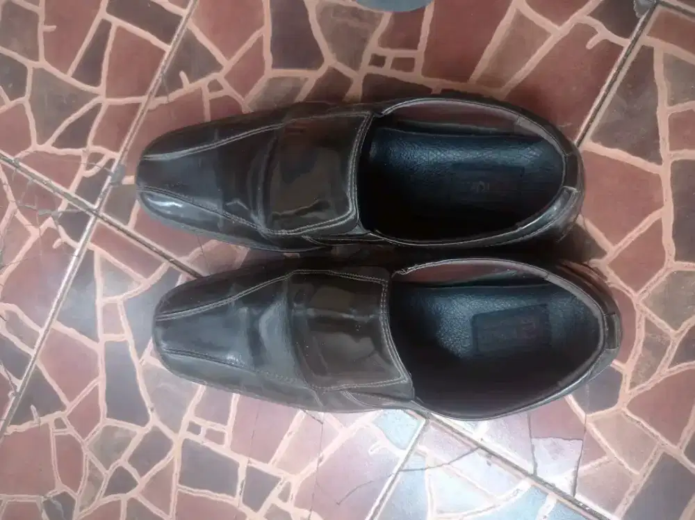 Sepatu pantofel ukuran40 besar sama dengan ukuran 42