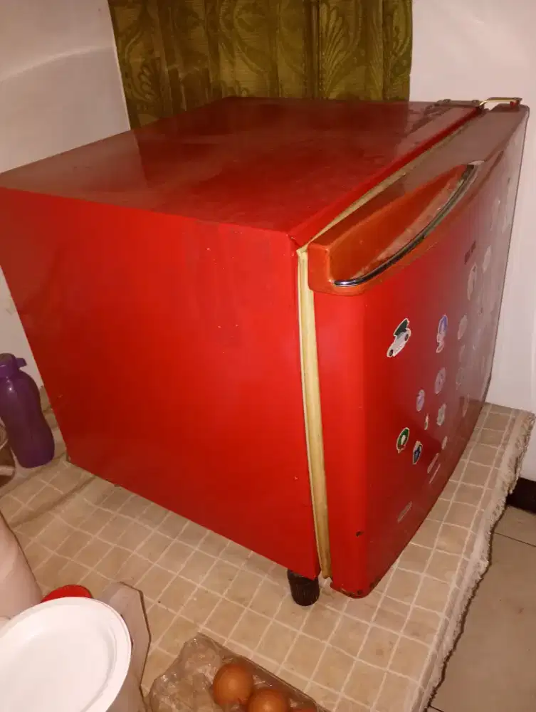 Kulkas mini merah