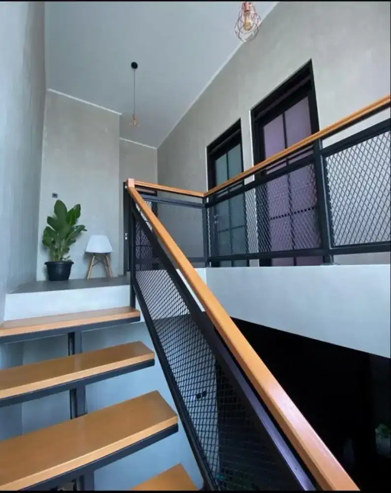 Railing tangga plat expanda kombinasi kayu ulin