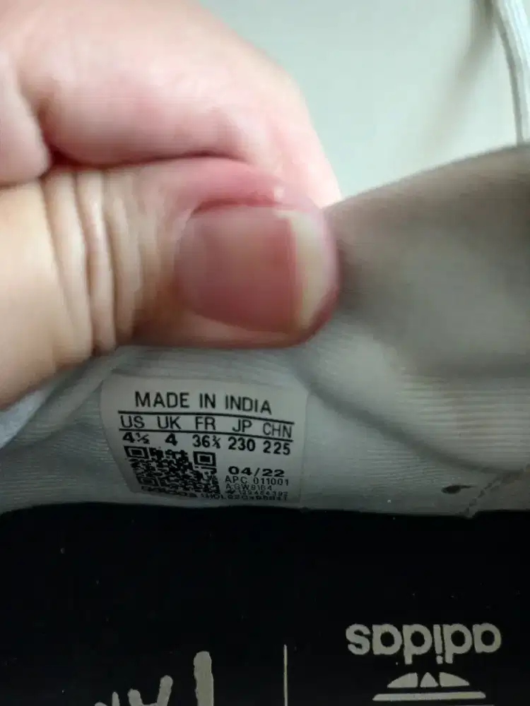 Sepatu adidas warna putih