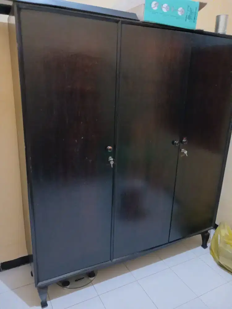 lemari pakaian jati