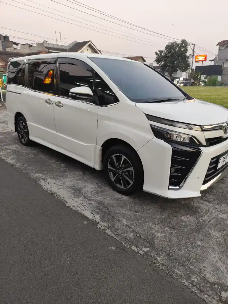 Toyota Voxy 2.0 AT 2021