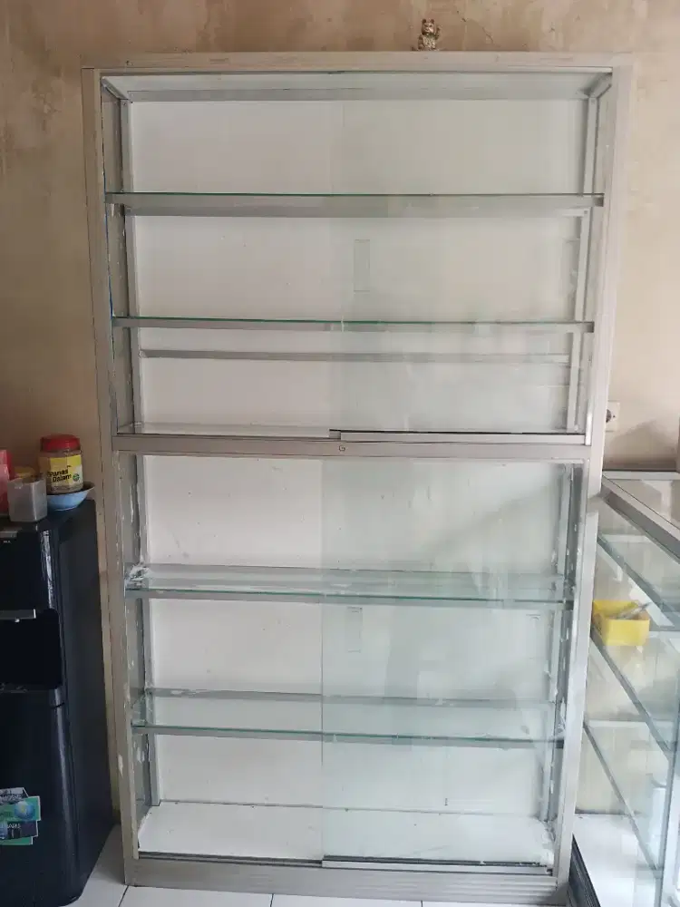 Kaca etalase tanpa roda