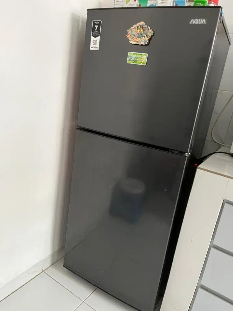 Jual kulkas 2 pintu merk Aqua bekas