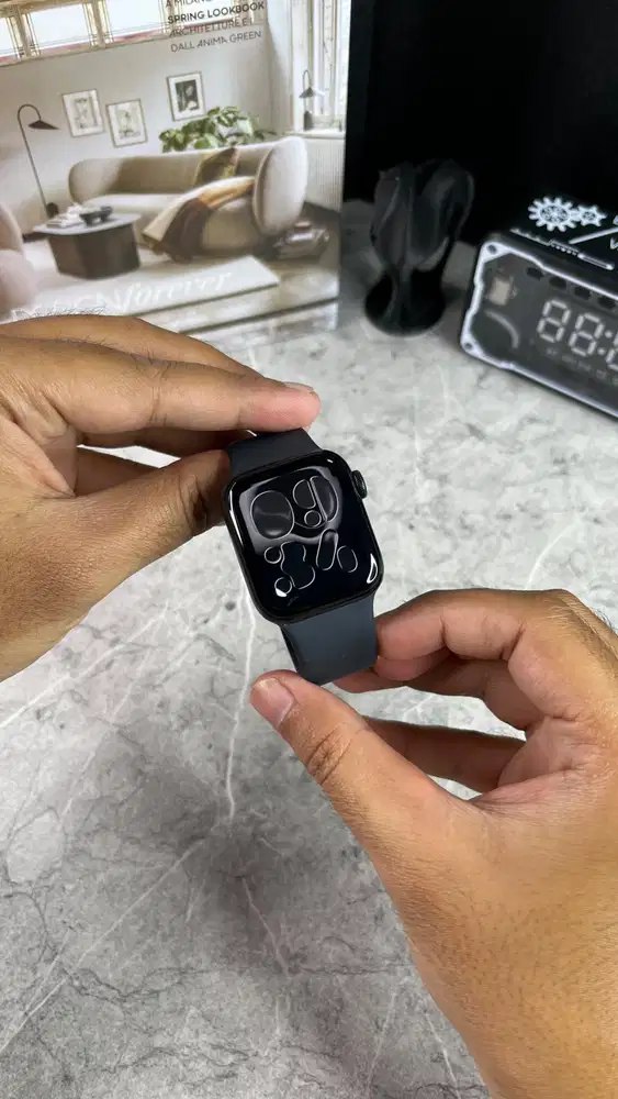 Apple Watch SE Generasi 2 (40mm) - Black