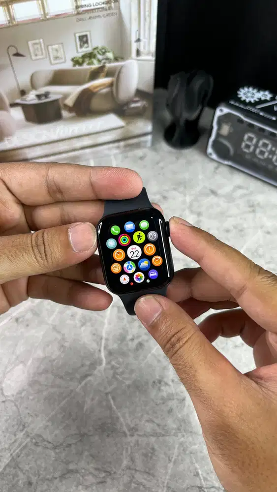 Apple Watch SE Generasi 2 (40mm) - Black