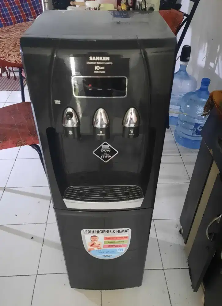 Dispenser galon di bawah merk Sanken