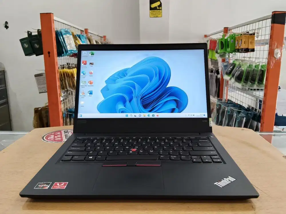 Lenovo ThinkPad E495 Amd Ryzen 7 Ram 16GB SSD 256GB VGA 2GB Mulus